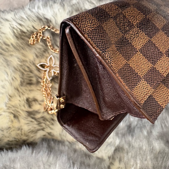 Louis Vuitton damier 
Vintage Sarah Wallet converted Crossbody - Picture 7 of 15